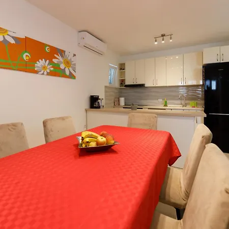 Apartman Lena *